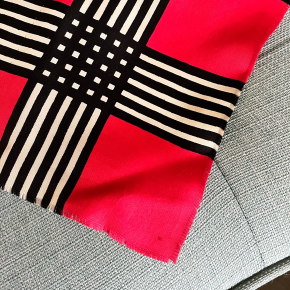 Yves Saint Laurent Fabulous cherry red large scarf, get in the red season! YSL - Picture 8 of 9